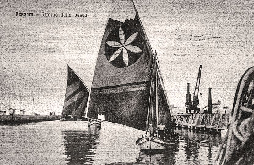 Paranze nel porto-canale di Pescara in una cartolina degli anni ’30. Arch. CARSA Edizioni