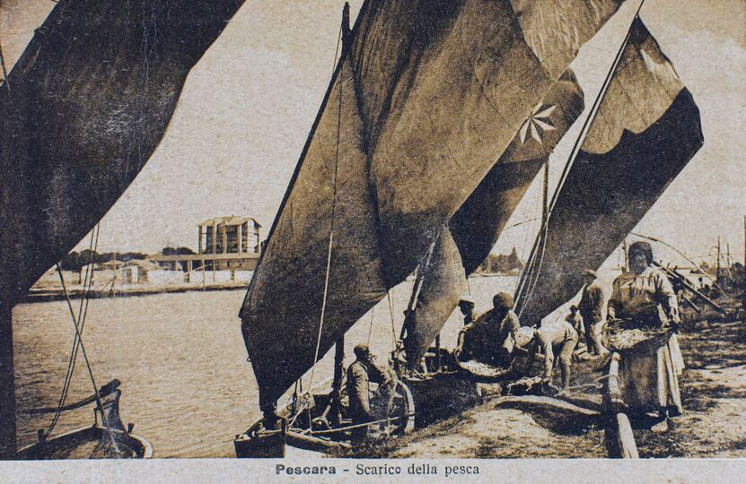 Scarico del pesce al porto-canale di Pescara in una cartolina di inizi ’900. Arch. Antonio Di Loreto