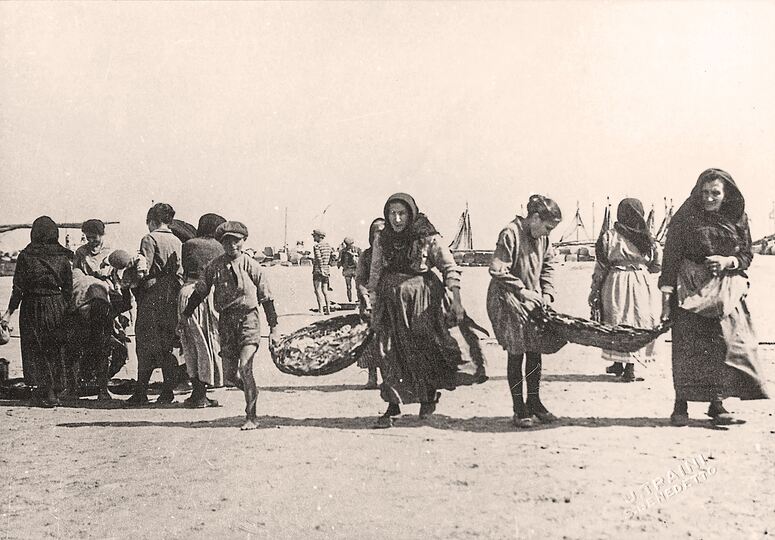 Donne e bambini trasportano le scafette di pescato, in una foto del 1923. Arch. Francesco Feola