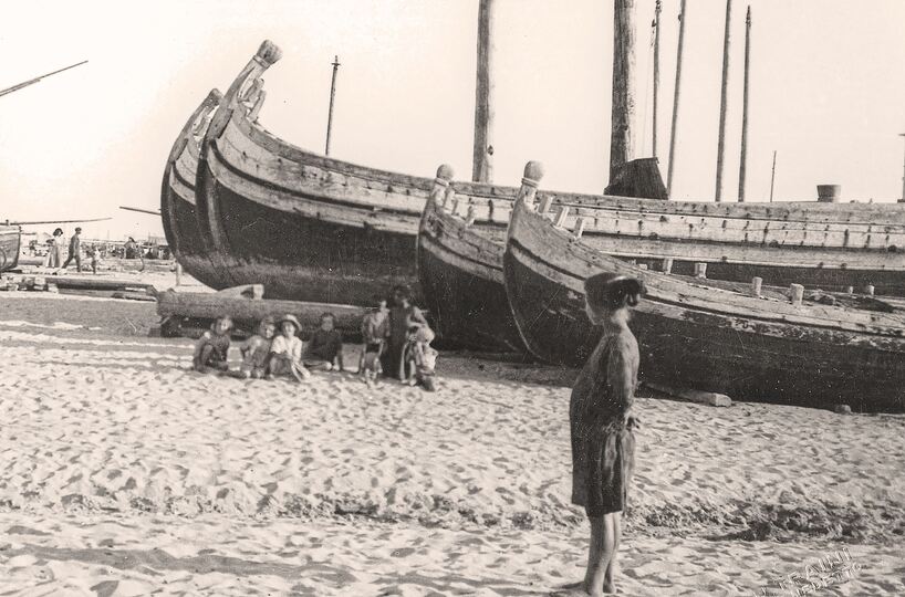 Lancette e paranze alate in spiaggia in una foto del 1930. Arch. Francesco Feola