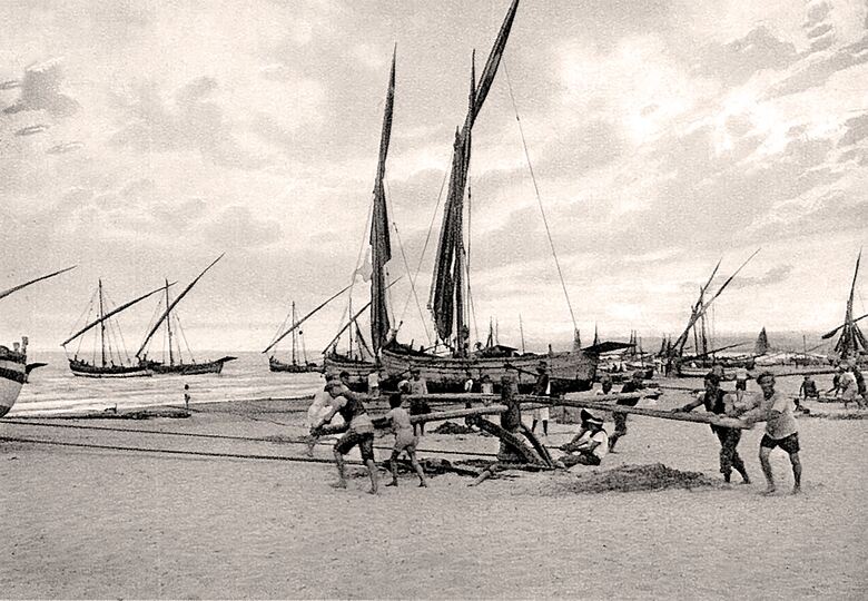 Marinai all’argano, sulla spiaggia della marina di Vasto, in una foto del 1930. Arch. Francesco Feola