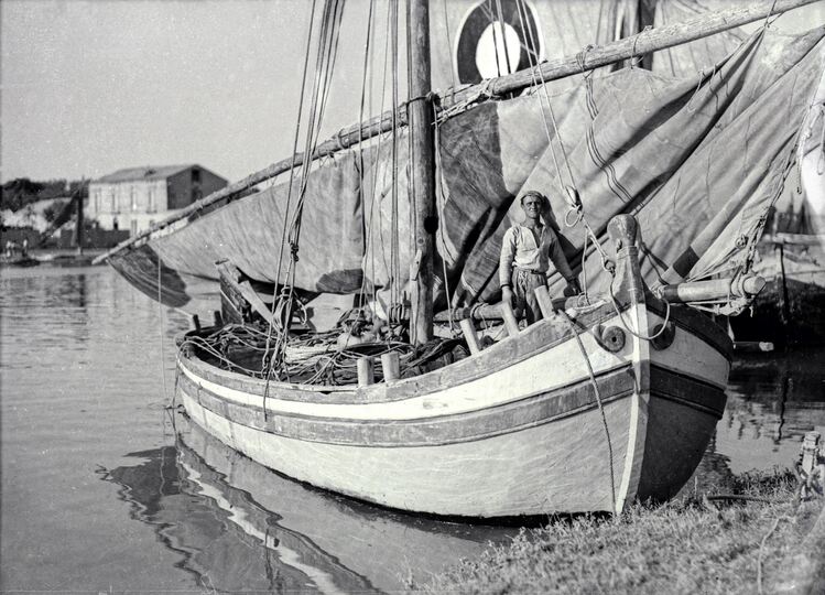 Paranza ormeggiata nel porto-canale di Pescara in una foto degli anni ’30. Collezione Gialosca-Vetta