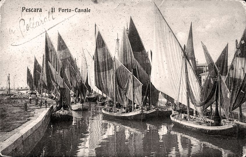 Paranze ormeggiate nel porto-canale di Pescara in una cartolina dei primi anni del ’900. Arch. CARSA Edizioni