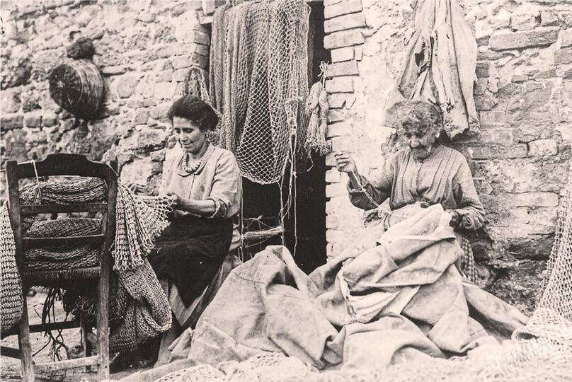 Donne impegnate nella riparazione delle reti da pesca e nel rammendo di una vela, in una foto del 1930. Arch. Francesco Feola