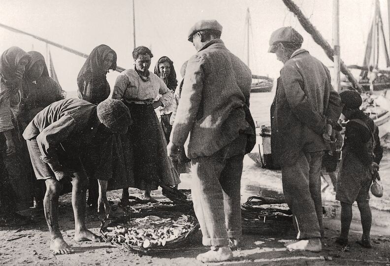 Vendita del pesce subito dopo lo sbarco in una foto del 1923. Arch. Francesco Feola