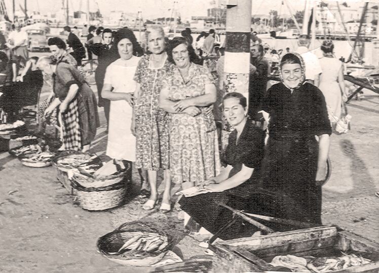 Vendita del pesce sulla banchina nord del porto-canale di Pescara in una foto degli anni ’50. Arch. Museo delle Genti d’Abruzzo