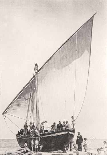 Inaugurazione di una paranza a vela latina motorizzata in una foto del 1920. Arch. Francesco Feola