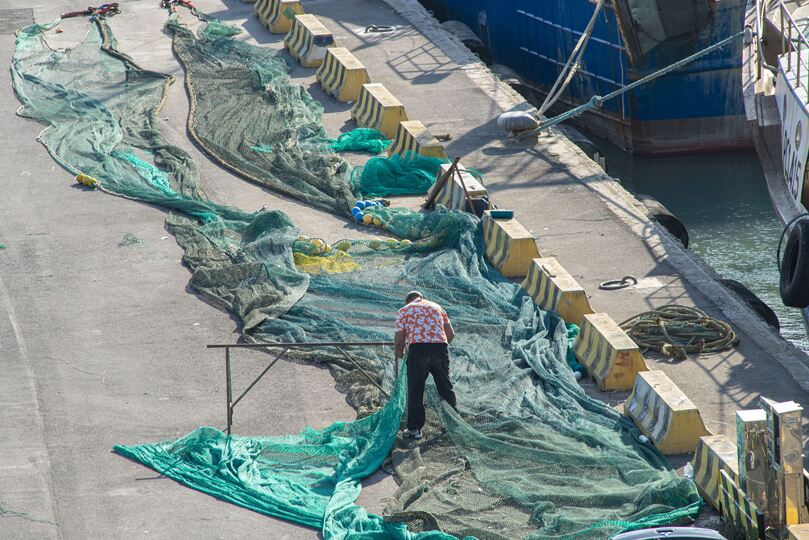 Riparazione di moderne reti in nylon, nel porto-canale di Pescara. Foto Giovanni Tavano, Arch. CARSA Edizioni.