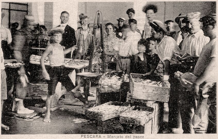 Il mercato del pesce di Pescara in una cartolina degli anni ’30. Arch. CARSA Edizioni