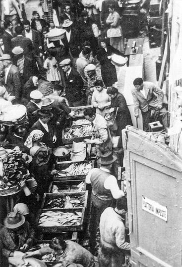 Vendita pesce ad Atessa (CH) in una foto degli anni ’30. Arch. Francesco Feola