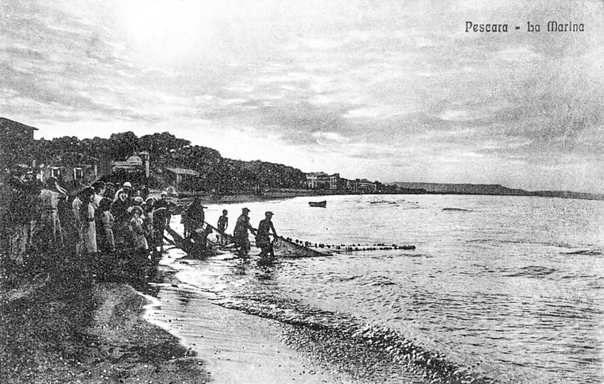 Pesca con la sciabica in una cartolina di Pescara degli anni ’20. Arch. CARSA Edizioni