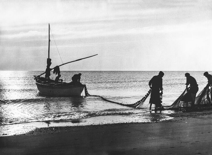 Pesca con la sciabica in una foto anni ’50. Foto Vincenzo Falsaperla Mancinelli