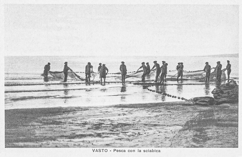 Pesca con la sciabica in una cartolina di Vasto dei primi anni del Novecento. Arch. CARSA Edizioni