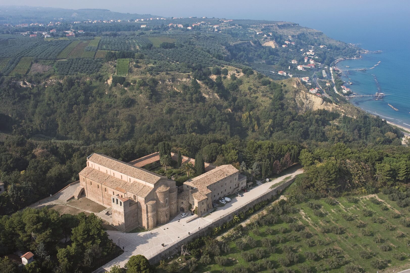 Veduta aerea dell’abbazia di San Giovanni in Venere, Fossacesia (CH). Foto Roberto Monasterio, Arch. CARSA Edizioni